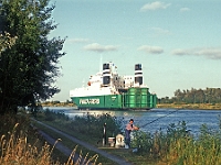 Cargoschiff und Angler auf dem Nordostsee Kanal